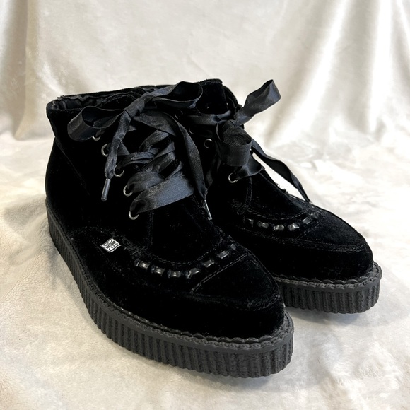 T.U.K Shoes - T.U.K. black velvet pointed toe creeper boots women’s 8
